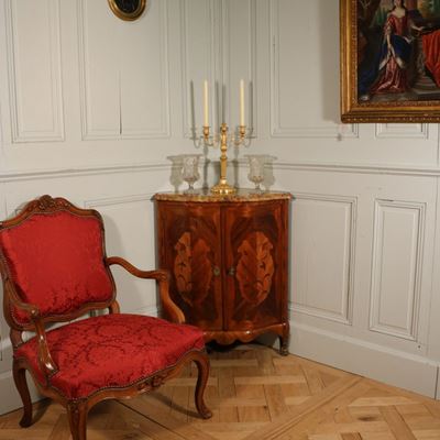 Encoignure estampillée Carel 1740-1750 bois de violette bois de rose et satiné