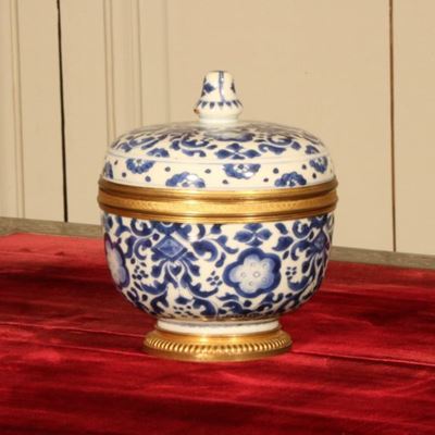 Pot couvert en porcelaine bleue et blanche montée d’époque Régence
