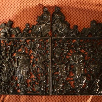 Ensemble de deux grilles en bronze représentant les portes miniatures de la Loggetta de Sansovino à Venise