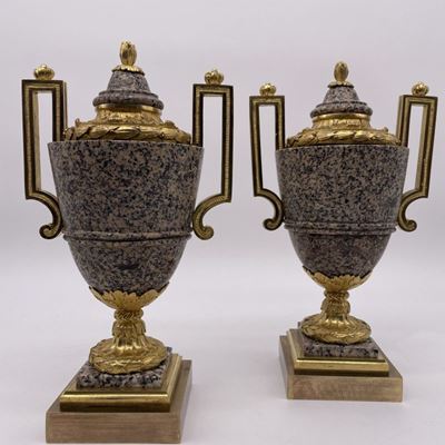 Paire de vases à l’antique en granite et en bronze doré.