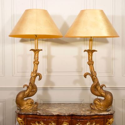 Paire de lampes composées de deux éléments en bois sculpté et doré