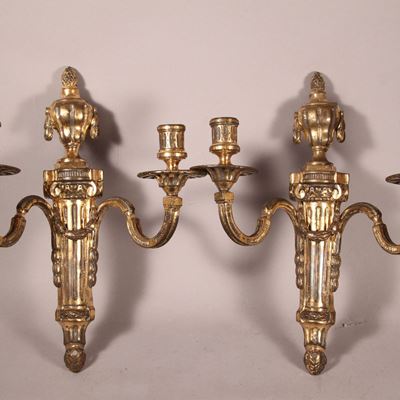 Paire d’appliques à deux lumières en bronze doré, d’époque Louis XV
