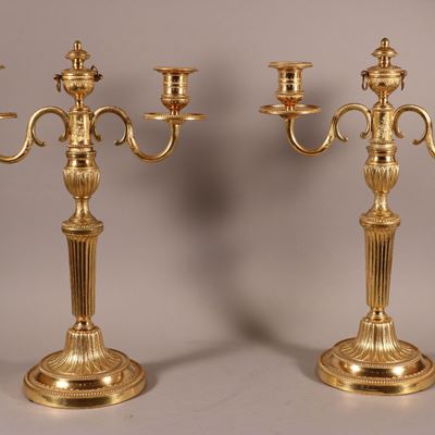 Paire de candélabres à deux bras de lumière en bronze ciselé