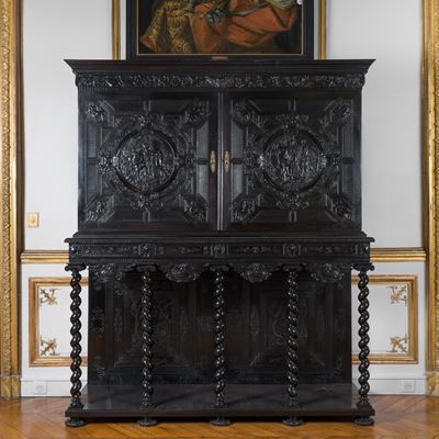 Très rare et impressionnant cabinet en ébène du XVIIe siècle