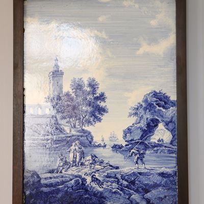 Plaque en faïence de Delft représentant un paysage animé