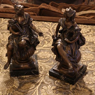 Ensemble de deux bronzes patinés représentant probablement la Victoire et la Sagesse