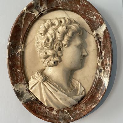 Médaillon en marbre représentant un jeune empereur romain de profil