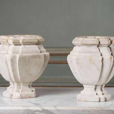Deux petits vases en marbre blanc de forme octogonale