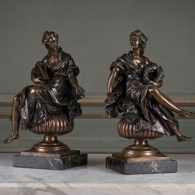 Ensemble de deux bronzes patinés représentant probablement la Victoire et la Sagesse