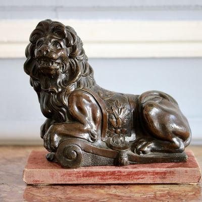 Lion couché en bronze patiné