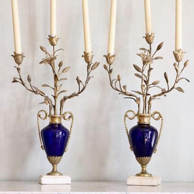Paire de candélabres, verre bleu, bronze doré, marbre de Carrare, époque Louis XVI.
