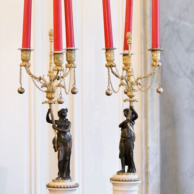 Paire de candélabres ornés de figures de femmes drapées à l’antique
