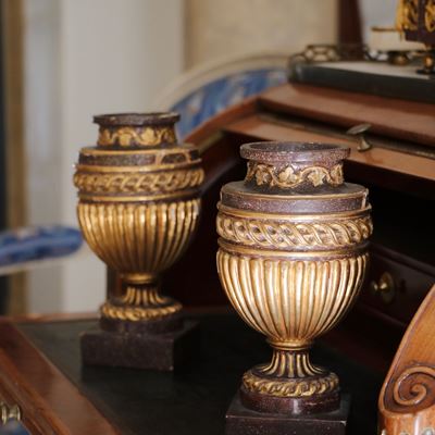 Paire de vases en bois doré et peint à l'imitation du porphyre