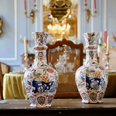 Paire de vases en faïence de Delft polychrome