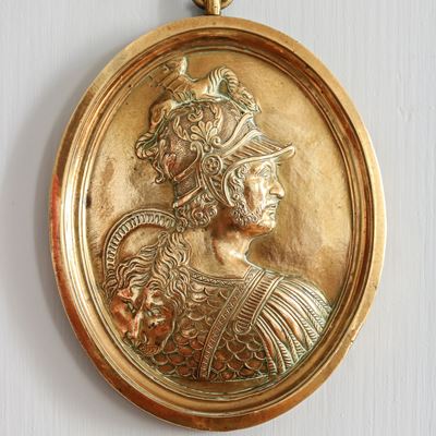Médaillon en bronze représentant un homme barbu casqué
