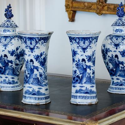 Ensemble de 4 vases en faïence de Delft