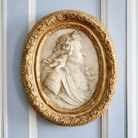 Médaillon oval en marbre blanc représentant Louis XIV de profil 
