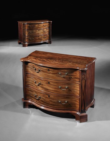 A PAIR OF GEORGE III MAHOGANY CHESTS OF DRAWERS 