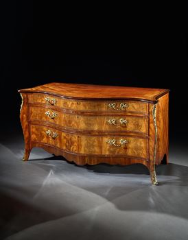 A GEORGE III MAHOGANY COMMODE ATTRIBUTED TO HENRY HILL