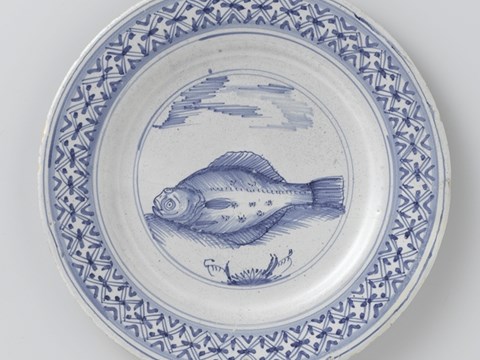 Plate with a fish